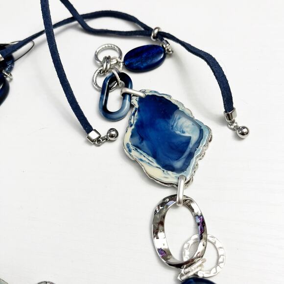 NEW Chico's Adjustable Blue Faux Agate Geode Station Necklace - Picture 5 of 7